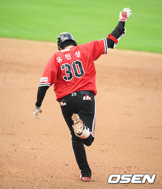 2회말 2사 만루 KIA 유민상이 역전 만루홈런을 날리고 손을 들어보이고 있다 ./ soul1014@osen.co.kr