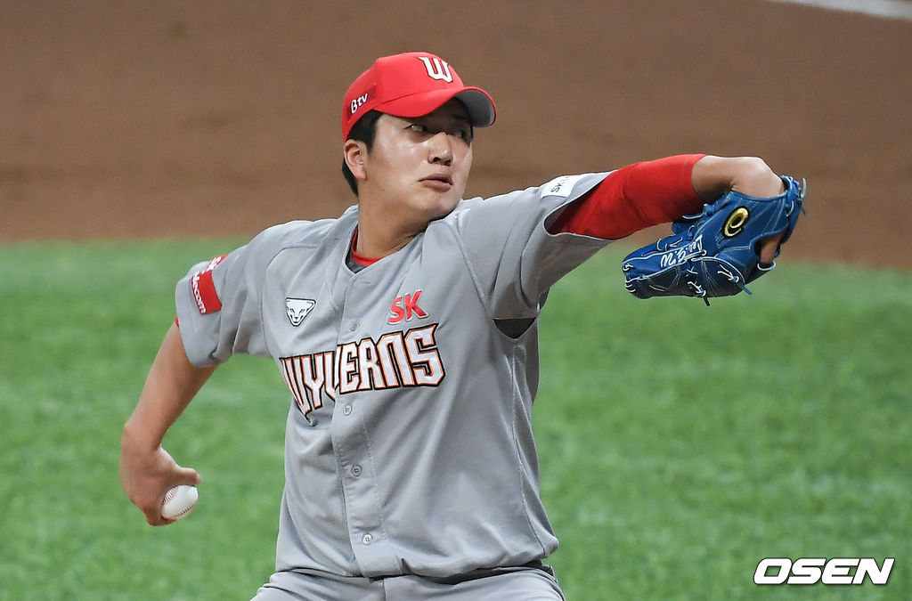 SK 이건욱이 역투하고 있다. /   soul1014@osen.co.kr