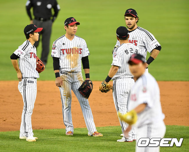 9회초 무사 3루에서 투수 교체 때 LG 내야수가 모여 이야기를 나누고 있다./sunday@osen.co.kr