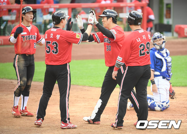 20일 광주KIA챔피언스필드에서 ‘2020 신한은행 SOL KBO리그’ KIA 타이거즈와 삼성 라이온즈의 경기가 열렸다.2회말 2사 만루 KIA 유민상이 역전 만루홈런을 날리고 홈을 밟은뒤 동료들과 하이파이브를 하고 있다 ./ soul1014@osen.co.kr