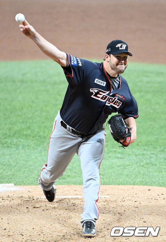 10일 오후 서울 고척스카이돔에서 ‘2020 신한은행 SOL KBO리그’ 키움 히어로즈와 한화 이글스의 경기가 열렸다.1회말 한화 선발투수 서폴드가 공을 뿌리고 있다. /cej@osen.co.kr