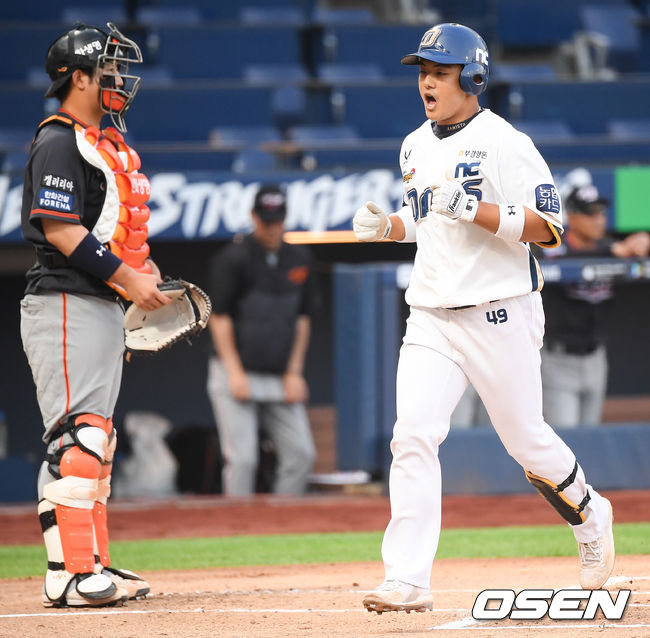 1회말 1사 1루 NC 강진성이 선취 2점 홈런을 날리고 포효하며 홈을 밟고 있다. / soul1014@osen.co.kr