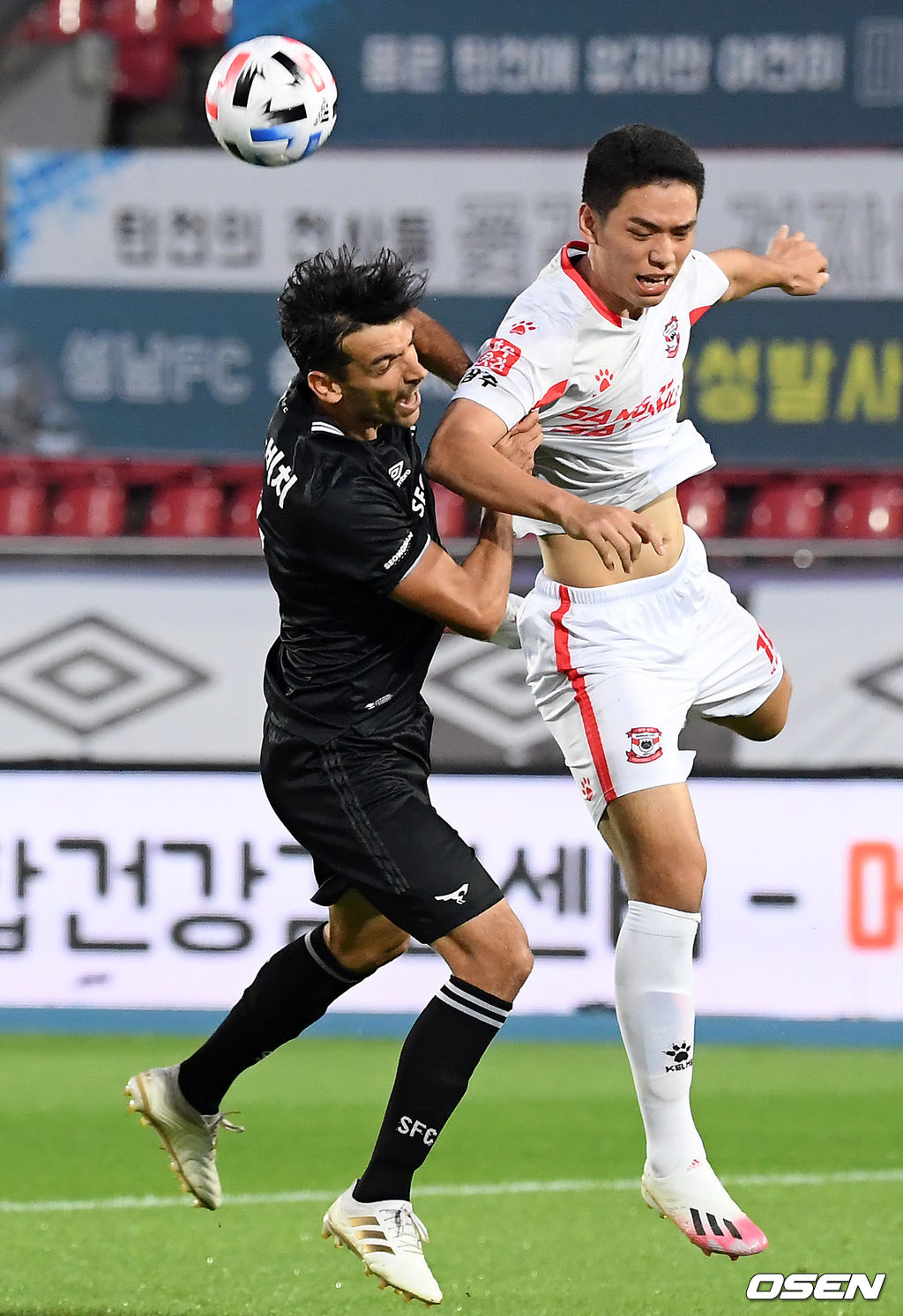 후반 성남 요바노비치와 상주 오세훈이 공중 볼다툼을 하고 있다. /cej@osen.co.kr 