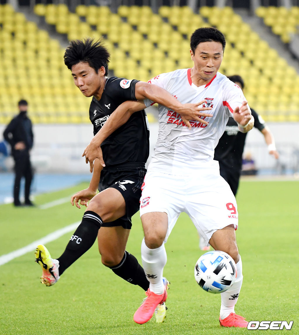 전반 성남 홍시후와 상주 김진혁과 볼다툼을 하고 있다. /cej@osen.co.kr 