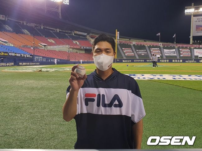 두산 박종기가 20일 LG전에서 데뷔 첫 승을 거둔 후 승리구를 들고 있다. /orange@osen.co.kr