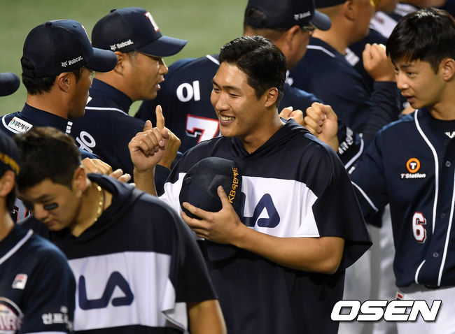 두산은 20일 서울 잠실구장에서 열린 2020 KBO리그 LG와의 경기에서 8-2로 승리했다. LG전 4연승, 두산은 2위 LG에 1경기 차이로 따라 붙었다.경기 종료 후 두산 박종기가 동료들과 인사를 나누고 있다./sunday@osen.co.kr