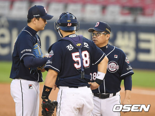 2회말 무사 1,2루 두산 김태형 감독이 마운드에 올라 이영하와 이야기를 나누고 있다. /youngrae@osen.co.kr