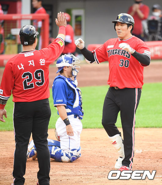 20일 광주KIA챔피언스필드에서 ‘2020 신한은행 SOL KBO리그’ KIA 타이거즈와 삼성 라이온즈의 경기가 열렸다.2회말 2사 만루 KIA 유민상이 역전 만루홈런을 날리고 홈을 밟은뒤 동료들과 하이파이브를 하고 있다 ./ soul1014@osen.co.kr