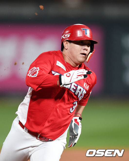 26일 오후 경기도 수원 KT위즈파크에서 ‘2020 신한은행 SOL KBO 리그’ KT 위즈와 KIA 타이거즈의 경기가 열렸다.5회초 2사 1루에서 KIA 터커의 우전 2루타 때 1루주자 김선빈이 3루로 달리고 있다. /sunday@osen.co.kr