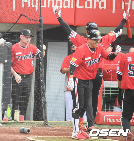 2회말 2사 만루 KIA 유민상이 역전 만루홈런을 날린뒤 윌리엄스 감독과 하이파이브를 하고 있다 ./ soul1014@osen.co.kr