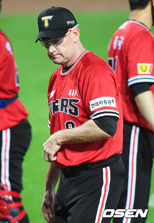 KIA가 삼성을 꺾고 4연승을 질주했다. KIA는 20일 광주-기아 챔피언스필드에서 열린 홈경기에서 6-3으로 승리했다. 16일 광주 NC전 이후 4연승 질주. 유민상은 데뷔 첫 그랜드슬램을 터뜨렸고 최정용은 2015년 데뷔 후 1군 첫 아치를 그렸다. 반면 삼성은 18일 잠실 두산전 이후 3연패 수렁에 빠졌다. 선발 원태인은 시즌 2패째를 떠안았다. 이원석은 어지럼증을 호소해 1회 박계범과 교체됐다. 경기종료 후 KIA 윌리엄스 감독이 그라운드를 빠져나가고 있다. / soul1014@osen.co.kr