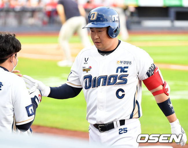 1회말 1사 1, 3루 상황 NC 양의지가 선제 1타점 우익수 희생플라이를 치고 더그아웃으로 향하며 동료들과 인사를 나누고 있다. /dreamer@osen.co.kr