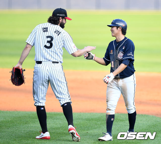 5회말 공수교대 때 LG 켈리가 자신의 투구에 맞은 두산 정수빈에게 사과의 뜻을 전하고 있다./sunday@osen.co.kr