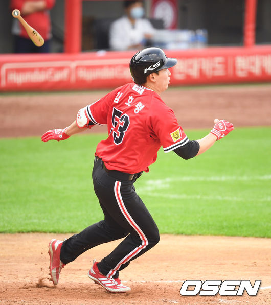 20일 광주KIA챔피언스필드에서 ‘2020 신한은행 SOL KBO리그’ KIA 타이거즈와 삼성 라이온즈의 경기가 열렸다.4회말 KIA 선두타자 김호령이 안타를 날리고 있다/ soul1014@osen.co.kr