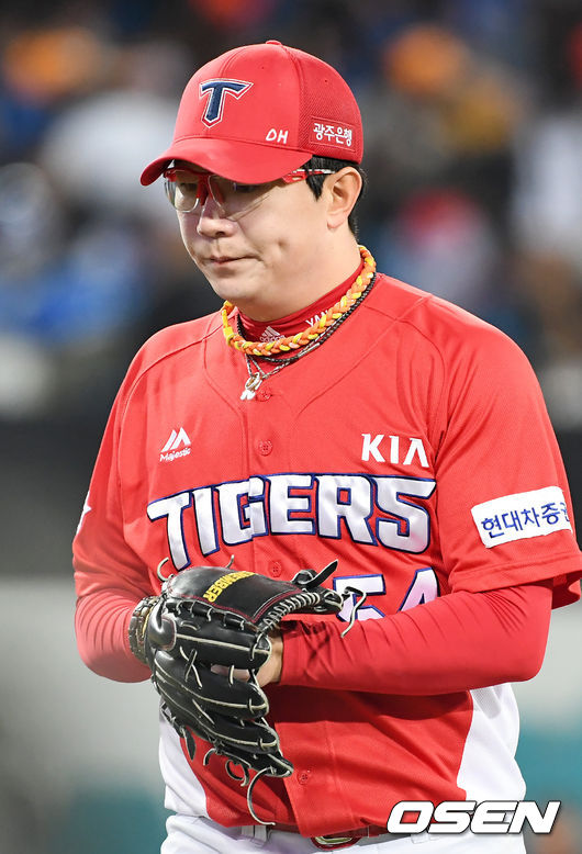 1회말을 마친 KIA 선발 양현종이 아쉬운 표정을 지으며 덕아웃으로 향하고 있다. /rumi@osen.co.kr