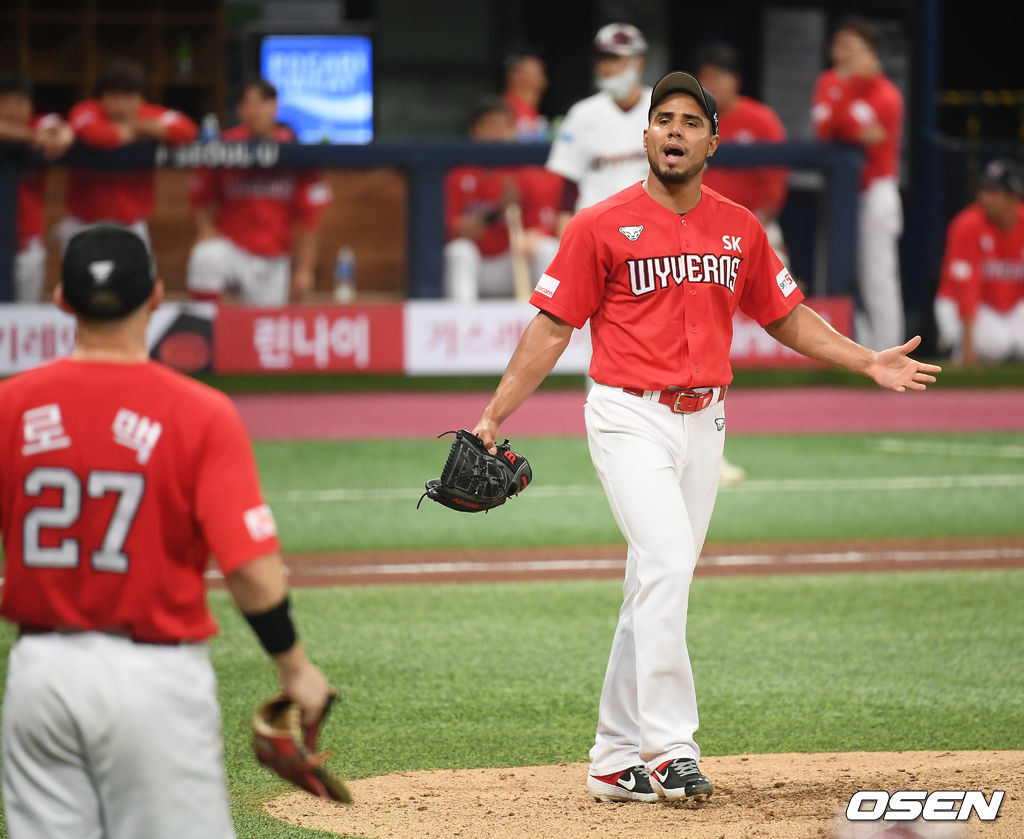 4회초 1사 3루 키움 김하성에게 1타점 내야안타를 허용한 SK 핀토가 달래는 로맥을 향해 불만표시를 하고 있다. / soul1014@osen.co.kr
