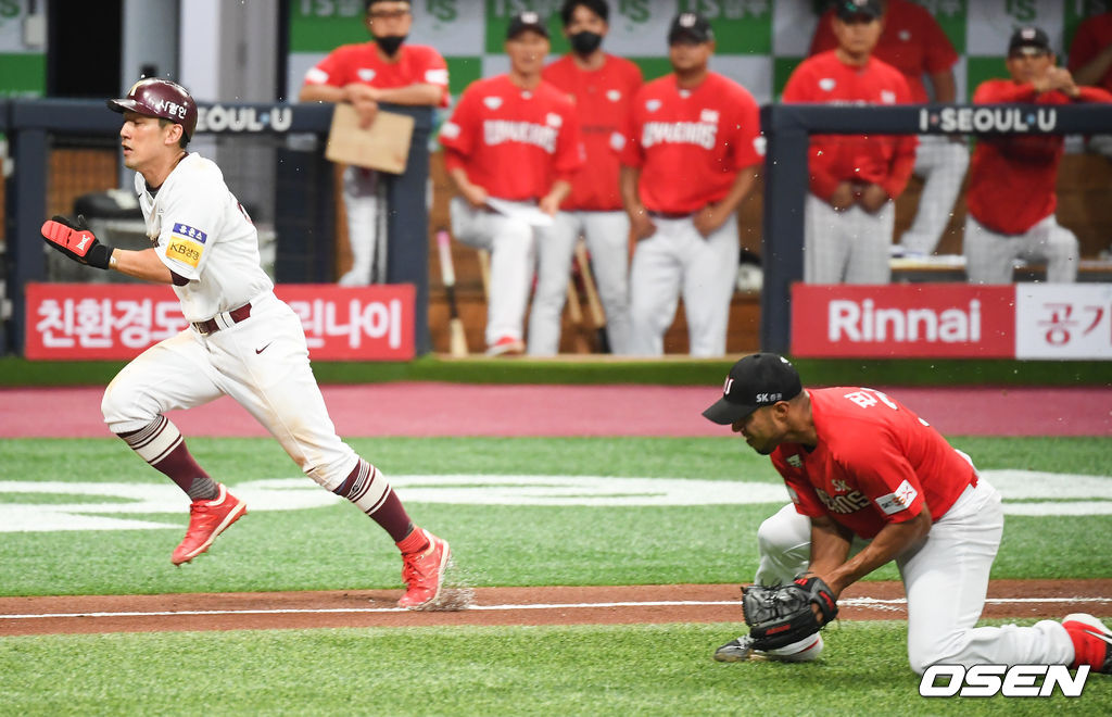 4회초 1사 1사 3루 키움 김하성의 내야안타때 3루 주자 서건창이 홈으로 쇄도하고 있다. / soul1014@osen.co.kr