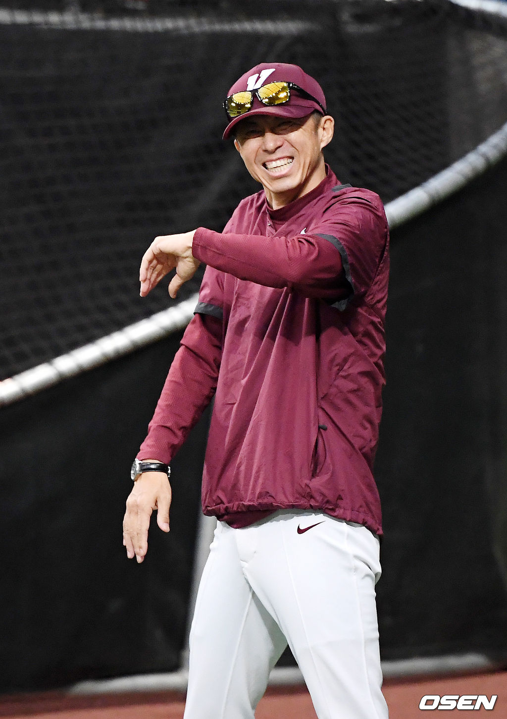 그라운드 위에서 키움 손혁 감독이 환하게 웃고 있다./ rumi@osen.co.kr