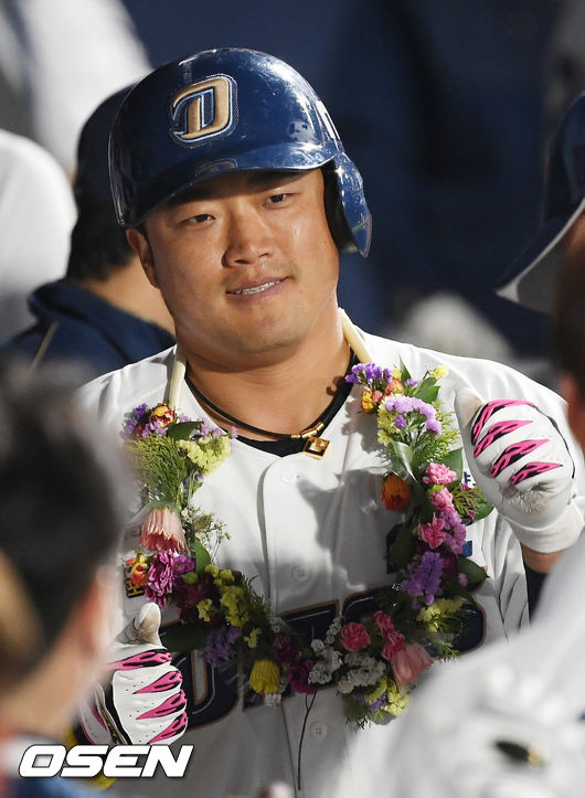 6회말 2사 NC 박석민이 좌월 솔로 홈런을 날린 후 덕아웃에서 꽃목걸이를 목에 걸고 축하를 받고 있다. / rumi@osen.co.kr