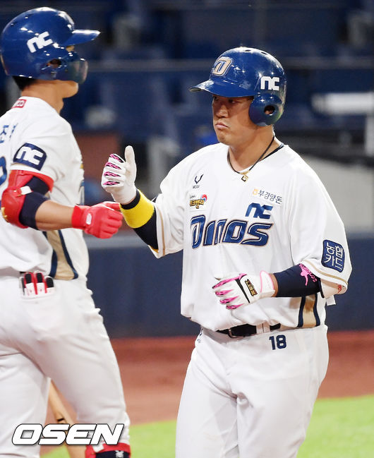 6회말 2사 NC 박석민이 좌월 솔로 홈런을 날린 후 덕아웃 앞에서 노진혁과 하이파이브를 하고 있다. / rumi@osen.co.kr
