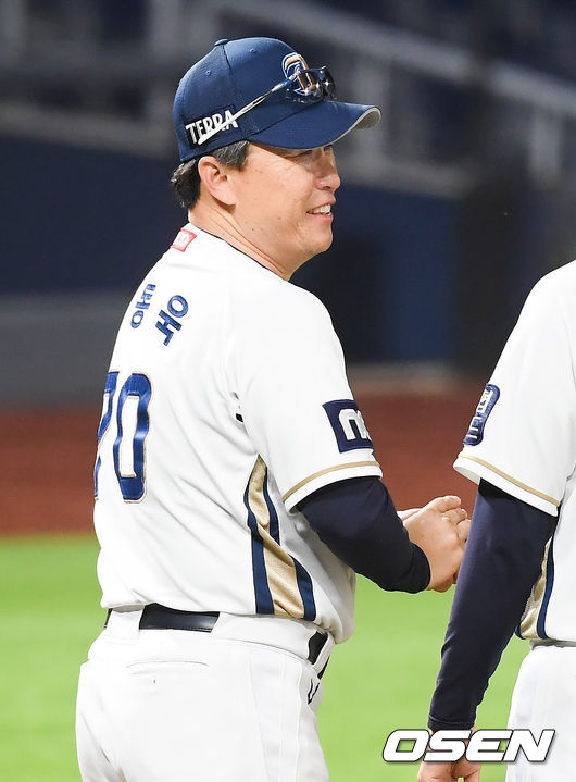 경기종료 후 KBO 통산 45번째 100승 달성한 NC 이동욱 감독에게 김태군 포수에게 기념구를 전달받은뒤 미소 짓고 있다./ soul1014@osen.co.kr