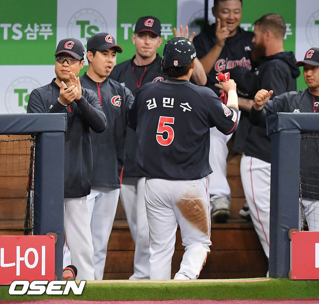 2회초 1사 주자 1,2루 롯데 배성근 삼진때 이중도루를 시도, 두번의 키움 실책을 틈타 롯데 마차도와 김민수가 홈을 밟자 롯데 허문회 감독이 박수를 치고 있다./ rumi@osen.co.kr