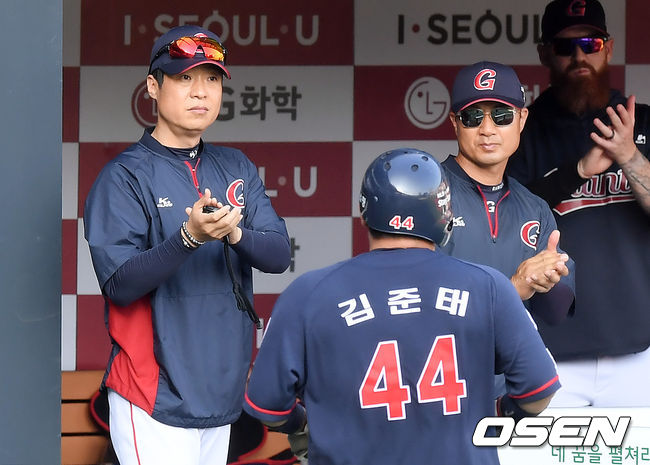 4회초 1사 2루 롯데 오윤석의 달아나는 우전 1타점 적시타에 홈을 밟은 김준태가 허문회 감독의 환영을 받고 있다. /cej@osen.co.kr