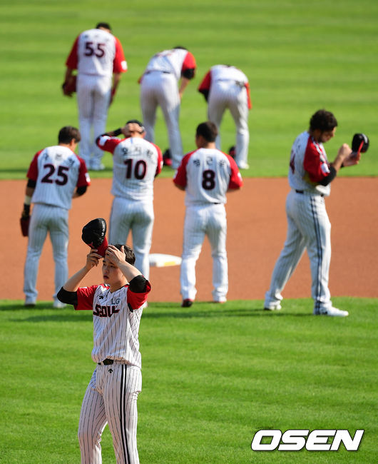 LG 선수들이 국민의례를 마치고 경기를 준비하고 있다. /jpnews@osen.co.kr