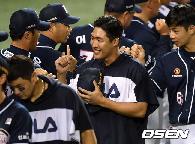 두산은 20일 서울 잠실구장에서 열린 2020 KBO리그 LG와의 경기에서 8-2로 승리했다. LG전 4연승, 두산은 2위 LG에 1경기 차이로 따라 붙었다.경기 종료 후 두산 박종기가 동료들과 인사를 나누고 있다./sunday@osen.co.kr