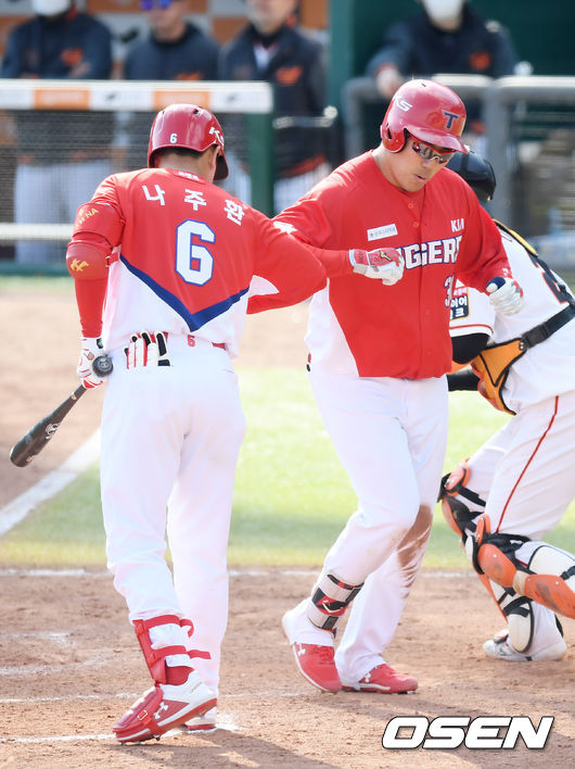 KIA 타이거즈 나주환과 유민상이 득점을 축하하고 있다./OSEN DB