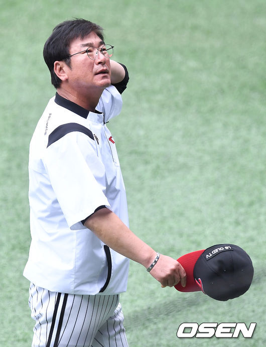 경기를 앞두고 진행된 훈련 때 LG 류중일 감독이 하늘을 바라보고 있다. / dreamer@osen.co.kr