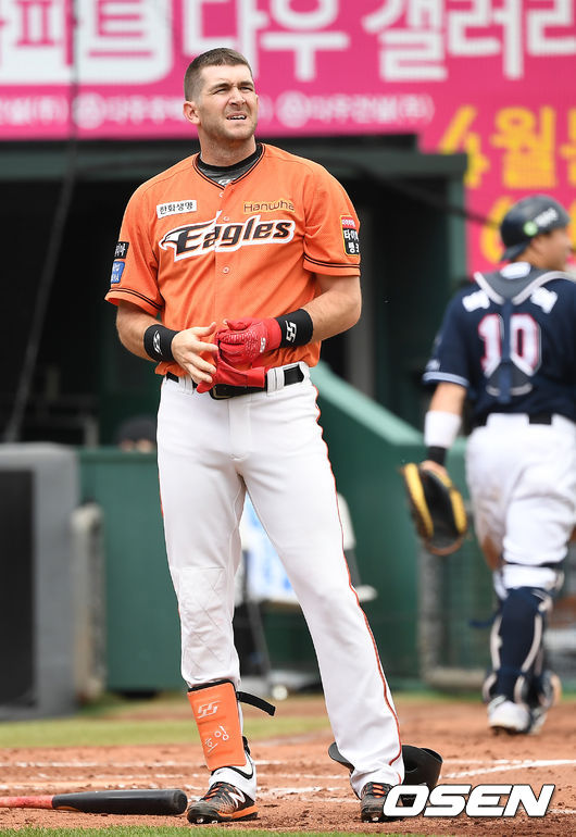 5회말 2사 1루 한화 호잉이 삼진을 당한 뒤 아쉬워하고 있다. /youngrae@osen.co.kr 