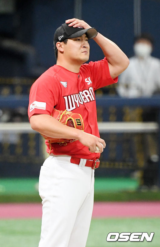 9회말 1사 주자 1,2루 SK 하재훈이 키움 박동원에게 볼넷을 내주며 주자 만루가 되자 아쉬워하고 있다. / rumi@osen.co.kr