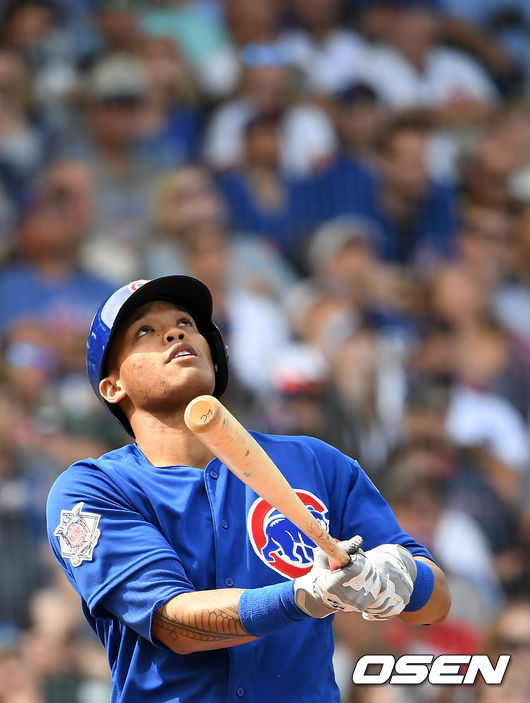 시카고 컵스 애디슨 러셀이 27일(한국시간) 미국 애리조나주 메사에 위치한 홈구장 슬로언 파크에서 개최된 ‘2019시즌 메이저리그 시범경기’ 애리조나 다이아몬드백스전에서 타구를 바라보고 있다. /jpnews@osen.co.kr