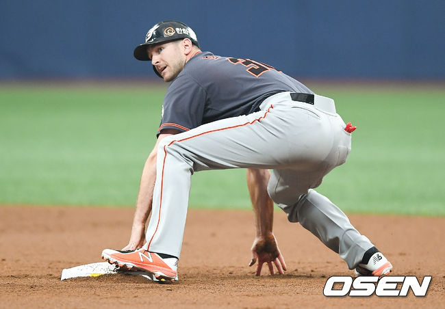 24일 서울 고척스카이돔에서 진행된 '2018 신한은행 MYCAR KBO리그' 넥센 히어로즈와 한화 이글스의 개막전 경기,2회초 무사 1루 한화 최재훈의 타석때 1루 주자 호잉이 도루성공하고 있다. / soul1014@osen.co.kr