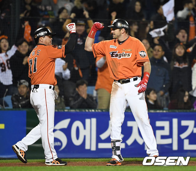 7회말 1사 주자없는 상황 한화 호잉이 3루타를 치고 3루에 안착해 전형도 코치와 인사를 나누고 있다. /dreamer@osen.co.kr