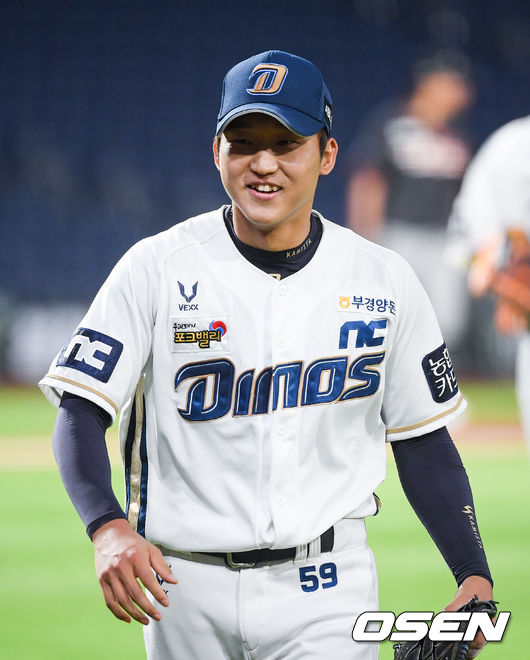 NC 선발투수 구창모가 미소 지으며 더그아웃으로 들어가고 있다. / soul1014@osen.co.kr