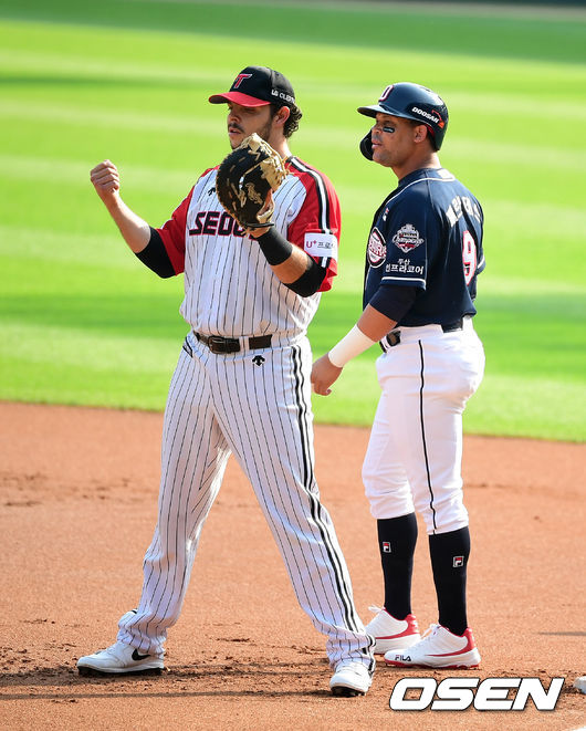 1회초 1사에서 두산 페르난데스가 3루수 실책으로 출루하며 LG 라모스와 이야기를 나누고 있다. /jpnews@osen.co.kr