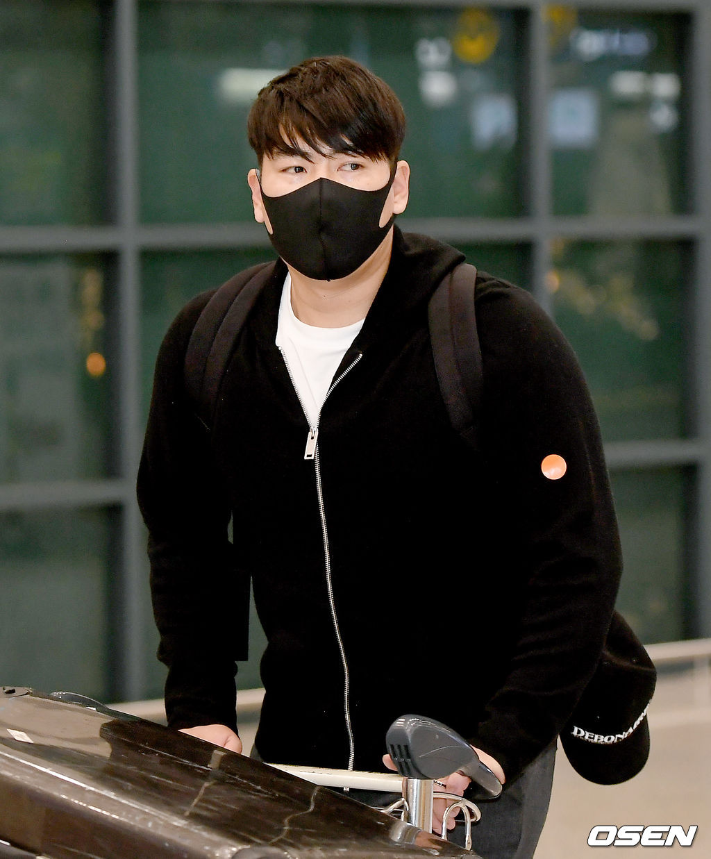 5일 오후 강정호가 미국에서 인천국제공항을 통해 입국했다.과거 음주운전, 뺑소니로 ‘삼진 아웃제’가 적용된 강정호는 메이저리그 재도전을 접고 KBO리그 복귀를 희망하는 임의탈퇴 복귀 신청서를 제출했다. 지난달 25일 한국야구위원회(KBO) 상벌위원회에서 유기실격 1년, 봉사활동 300시간 징계를 받았다.강정호가 공항을 빠져나가고 있다./ksl0919@osen.co.kr