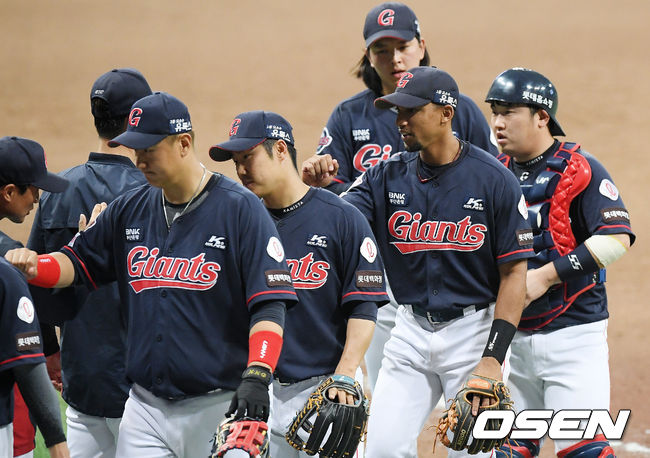 경기를 마치고 롯데 선수들이 코치진들과 하이파이브를 하고 있다./ OSEN DB