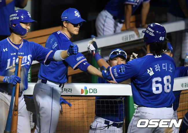 17일 오후 서울 잠실야구장에서 ‘2020 신한은행 SOL KBO리그’ 두산 베어스와 삼성 라이온즈의 경기가 열렸다.5회초 1사 삼성 살라디노가 달아나는 좌중간 뒤 솔로 홈런을 때려낸 뒤 더그아웃에서 허삼영 감독의 환영을 받고 있다. /cej@osen.co.kr