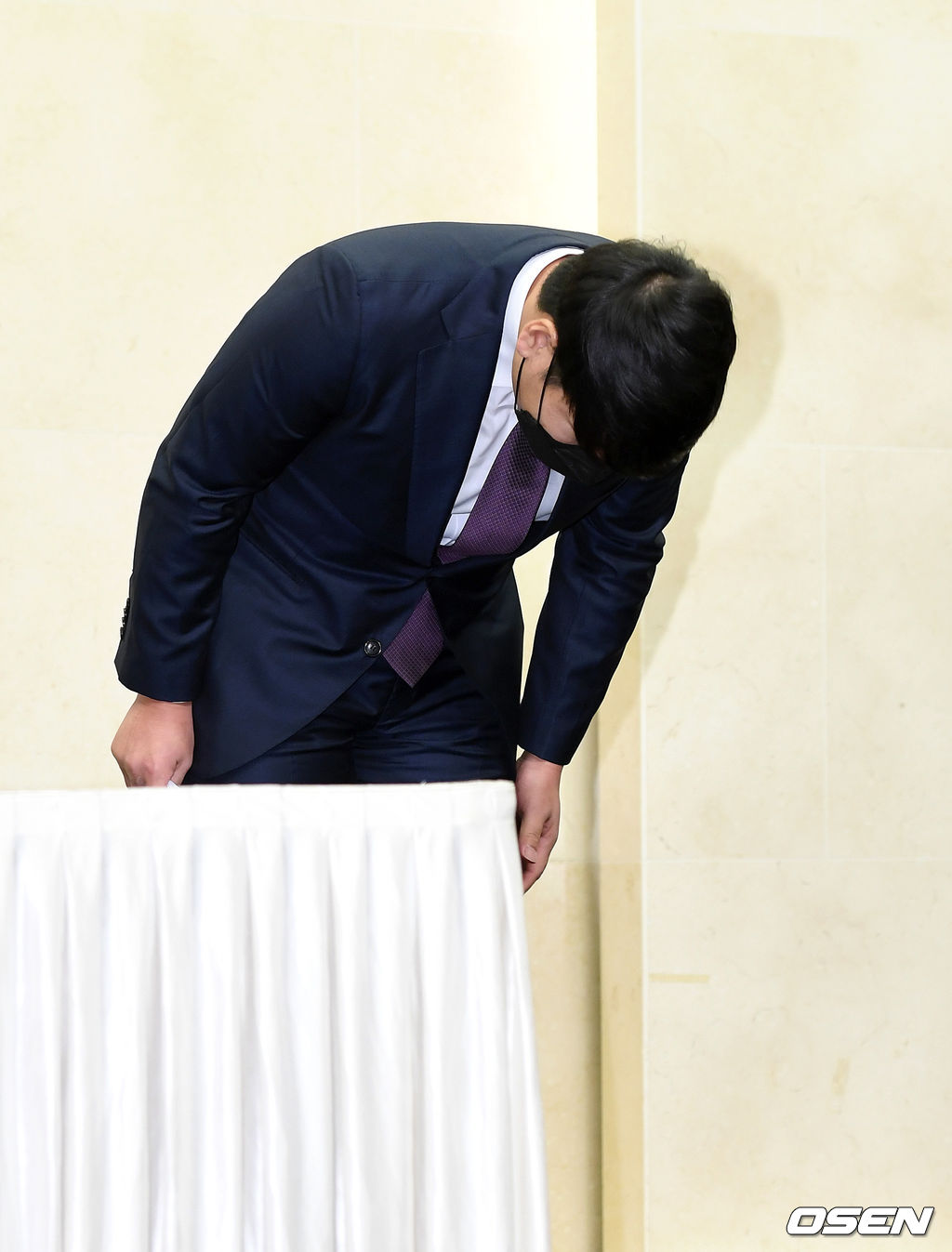 KBO리그 복귀를 타진하는 전 메이저리거 강정호가 23일 오후 서울 스탠포드호텔 서울에서 기자회견을 통해 음주운전 관련 논란에 대해 입장을 밝혔다./sunday@osen.co.kr