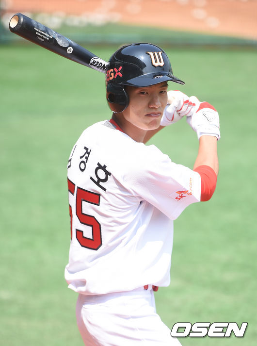 SK 김경호가 포즈를 취하고 있다. 5월 29일 두산과 SK가 2대2 트레이드를 발표하며 두산 포수 이흥련(31)과 외야수 김경호(25)가 SK로 이적했다. 대신 SK 투수 이승진(25)과 포수 권기영(21)이 두산 유니폼을 입었다./   soul1014@osen.co.kr