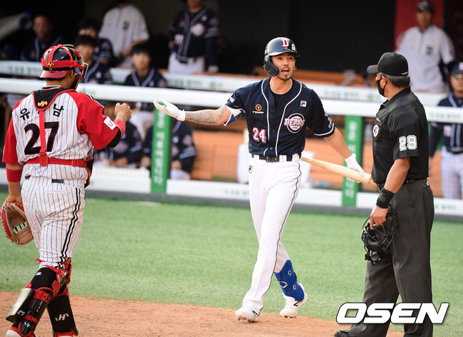 5회초 2사 2루에서 두산 오재원이 대타로 교체되는 과정에서 시간이 오래 걸리자 LG 더그아웃에서 항의를 했다. 이에 오재원이 타석에 들어서며 LG 더그아웃을 향해 무언가 말을 하고 있다. /jpnews@osen.co.kr