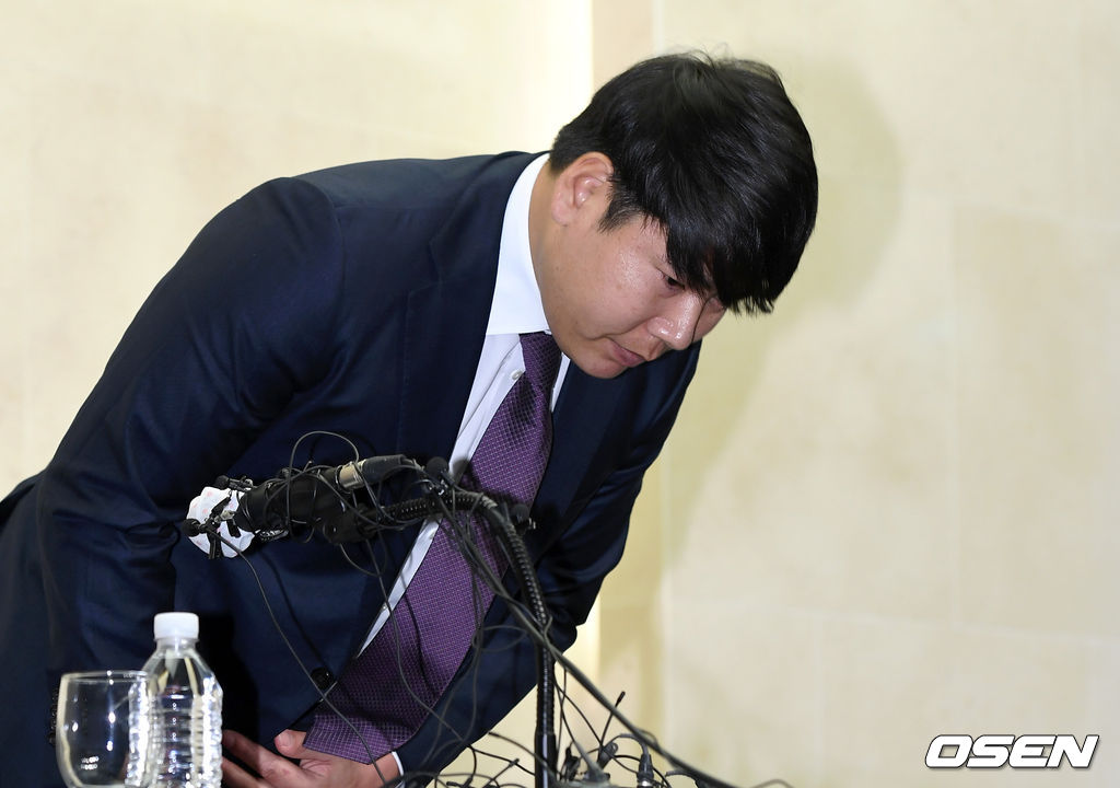 KBO리그 복귀를 타진하는 전 메이저리거 강정호가 23일 오후 서울 스탠포드호텔 서울에서 기자회견을 통해 음주운전 관련 논란에 대해 입장을 밝혔다.강정호가 취재진을 향해 인사를 하고 있다. /sunday@osen.co.kr