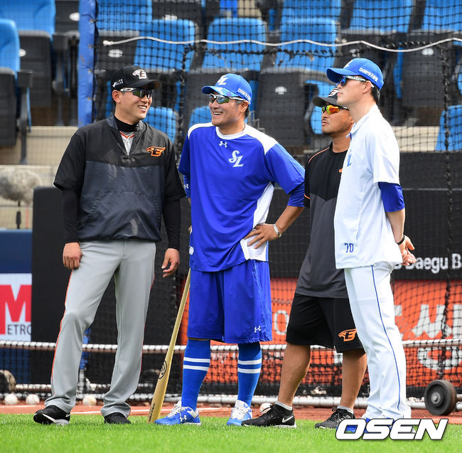 올시즌 첫 대결을 앞둔 한화 최원호 감독대행, 삼성 최태원 코치, 한화 정경배 코치, 삼성 허삼영 감독이 인사를 나누고 있다. /jpnews@osen.co.kr