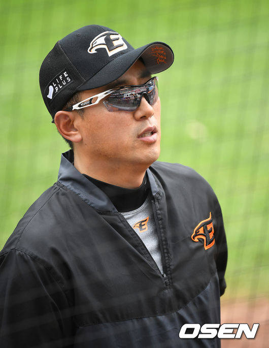 13일 오후 대전 한화생명이글스파크에서 '2020 신한은행 SOL KBO리그' 한화 이글스와 두산 베어스의 경기가 열린다.한화 최원호 감독대행이 인터뷰를 하고 있다. /youngrae@osen.co.kr