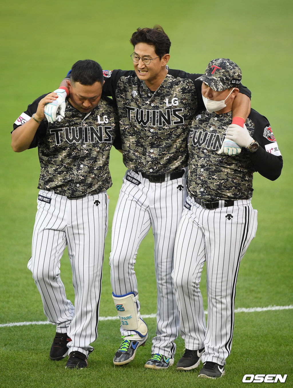 1회말 2사 1,3루 LG 박용택이 우전 1타점 적시타를 때려낸 뒤 다리 고통을 호소하며 교체되고 있다. /cej@osen.co.kr 