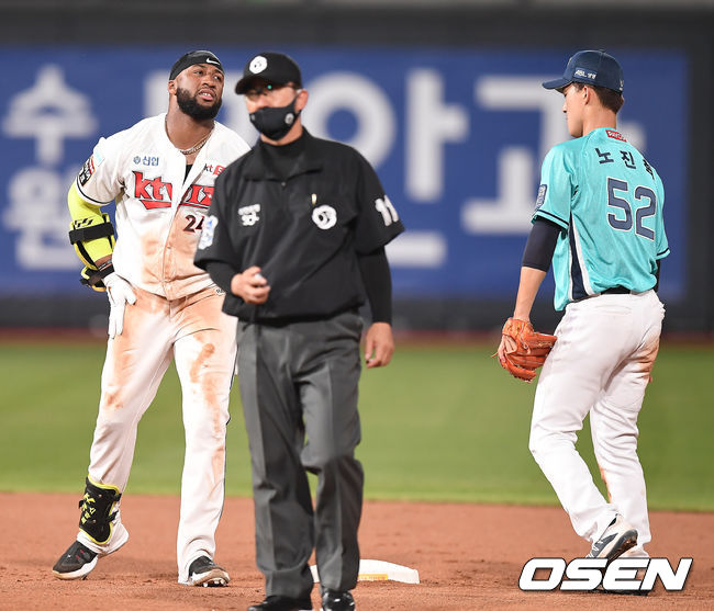 6회말 무사 2루 KT 로하스가 적시타를 때린 뒤 2루까지 진루하려다 아웃당하고 있다. /youngrae@osen.co.kr