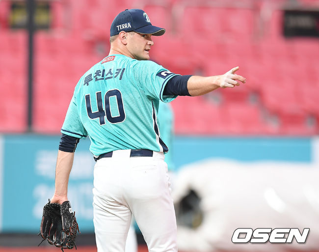 3회말 2사 NC 루친스키가 KT 조용호의 유격수 땅볼때 노진혁의 송구를 잡아낸 강진성을 향해 사인을 보내고 있다. /youngrae@osen.co.kr